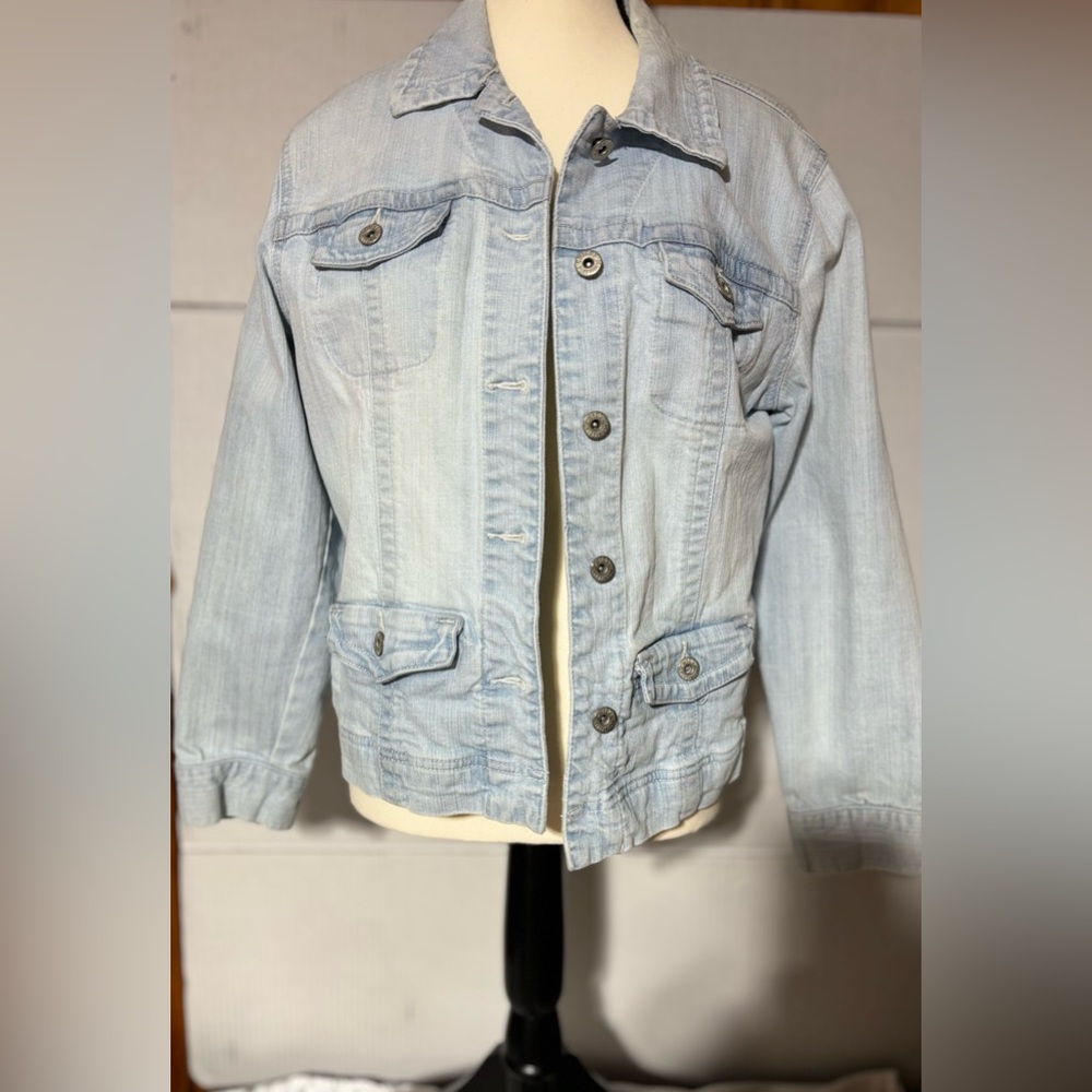 Chico’s Platinum size 1 (8-10) women’s light blue denim jacket.